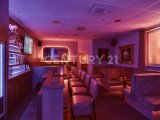 Gemütliche Sitzgruppen mit Blick zur Bar