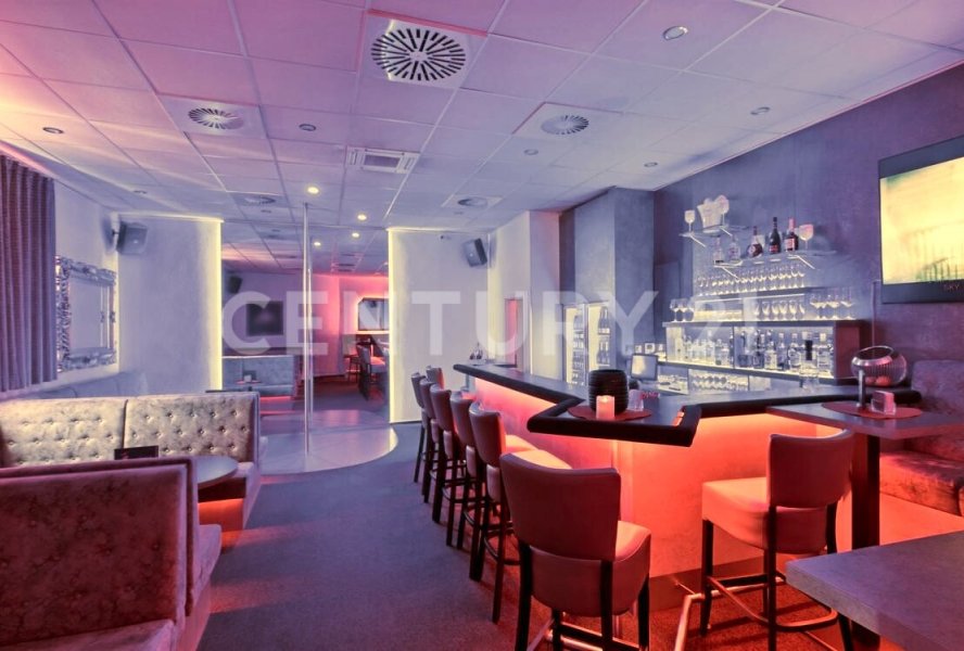 Bar- und Ausschankbereich im stilvollen Ambiente