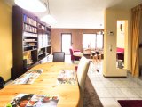 großzügiges Wohn- und Esszimmer mit Zugang zum Garten