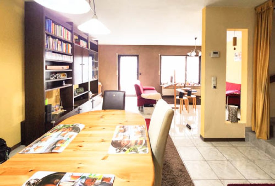 großzügiges Wohn- und Esszimmer mit Zugang zum Garten