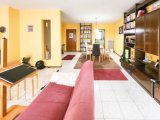 großzügiges Wohn- und Esszimmer mit Zugang zum Garten