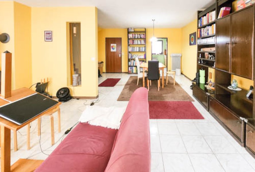 großzügiges Wohn- und Esszimmer mit Zugang zum Garten