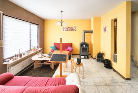 großzügiges Wohn- und Esszimmer mit Zugang zum Garten