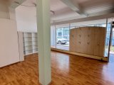 Hauptraum mit Schaufenster