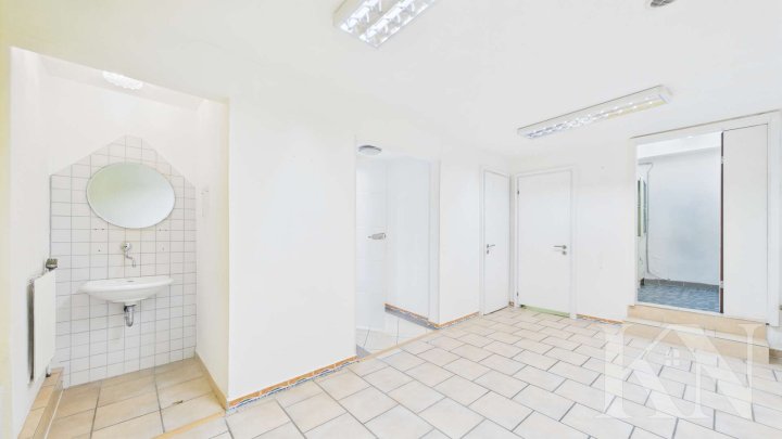 Zentrale Stadtlage: Vielseitiges Mehrfamilienhaus mit Arztpraxis!