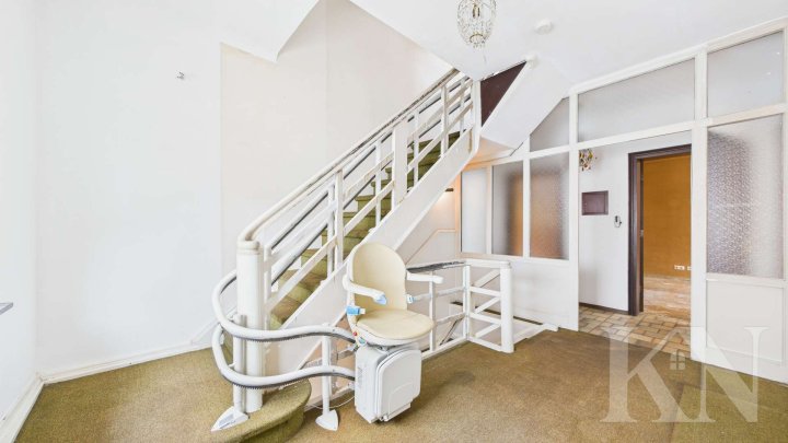 Zentrale Stadtlage: Vielseitiges Mehrfamilienhaus mit Arztpraxis!
