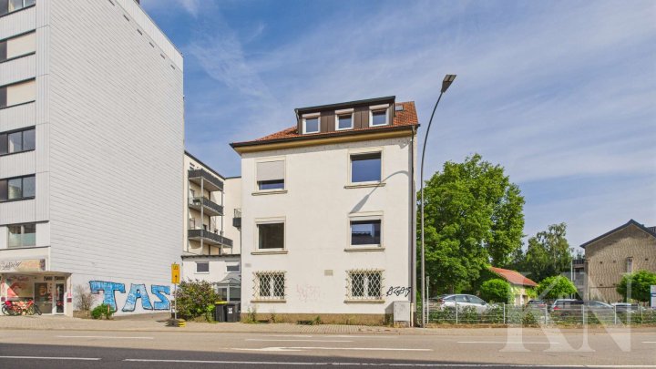 Zentrale Stadtlage: Vielseitiges Mehrfamilienhaus mit Arztpraxis!