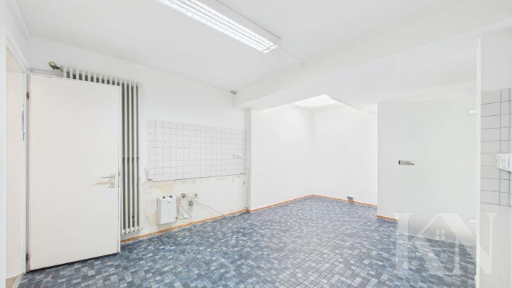 Zentrale Stadtlage: Vielseitiges Mehrfamilienhaus mit Arztpraxis!