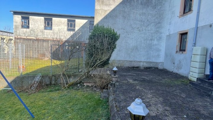 Zweifamilienhaus mit Gewerbeanteil: Halle, Werkstatt, Garagen, über 800m² Gesamtfläche