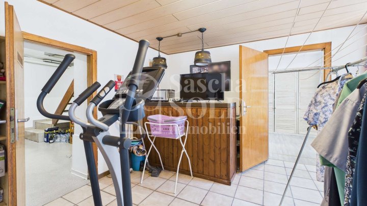Modernisiertes, familienfreundliches Reihenendhaus mit 7Zimmer in Bildstock mit Garten & Garage