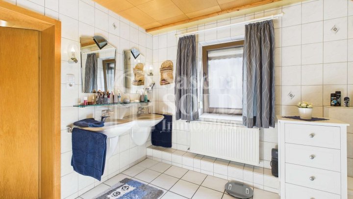 Modernisiertes, familienfreundliches Reihenendhaus mit 7Zimmer in Bildstock mit Garten & Garage