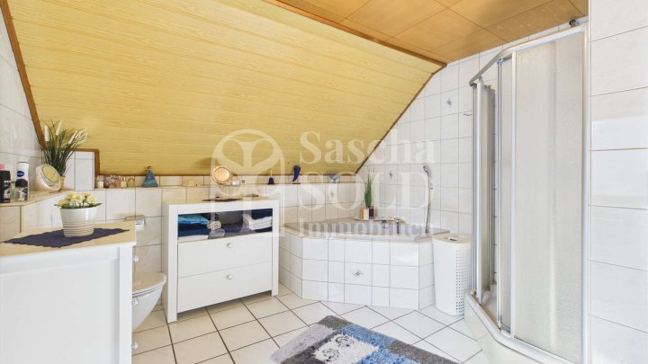 Modernisiertes, familienfreundliches Reihenendhaus mit 7Zimmer in Bildstock mit Garten & Garage