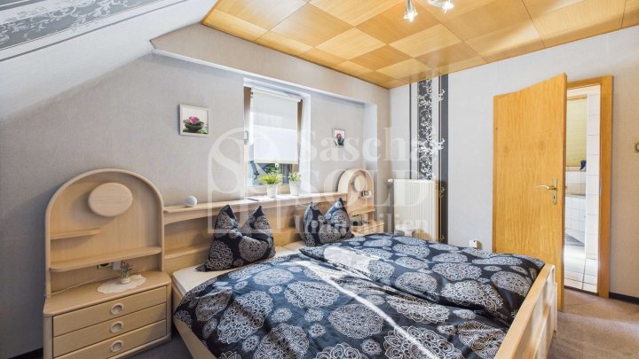 Modernisiertes, familienfreundliches Reihenendhaus mit 7Zimmer in Bildstock mit Garten & Garage