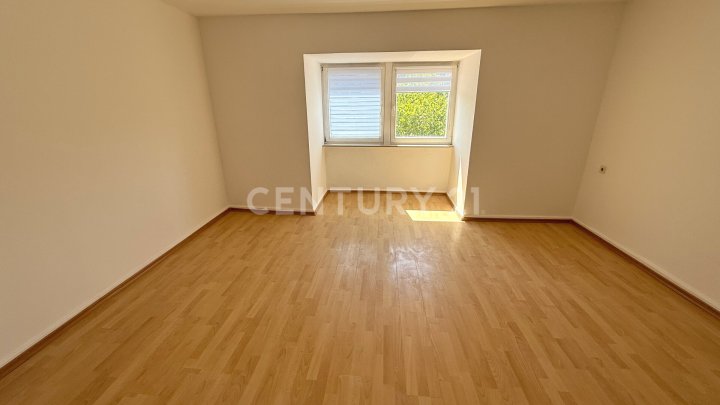 St. Johann - Altbau-Charme + Dachgeschoß = Herzklopfen garantiert!  – Dachgeschossjuwel zu vermieten