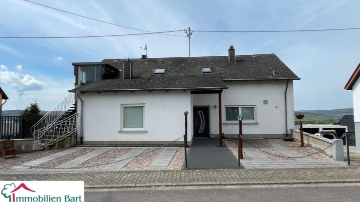 SEHNDORF: ZWEIFAMILIENHAUS MIT TRAUMBLICK AUF DIE LUXEMBURGISCHEN WEINBERGE