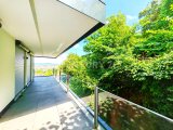 Großer L-Balkon mit Blick ins Grüne