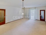 Wohnzimmer mit Blick zum Balkon und zur Küche