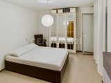 Großzügiges und helles Schlafzimmer