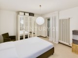 Schlafzimmer mit Zugang zum Balkon
