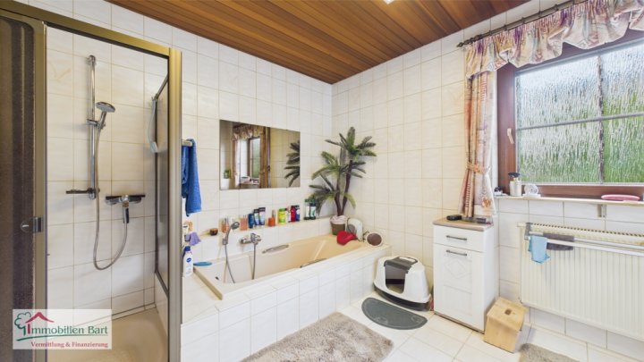 LOSHEIM: GEPFLEGTES WOHNHAUS MIT GARAGEN UND GROSSEM GRUNDSTÜCK