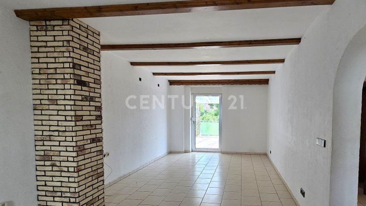 Sehr attraktives 1-2 Familienhaus, MFH mit großen Balkonen, Doppelgarage und Garten in SB- Scheidt