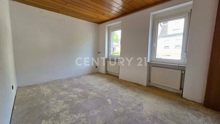 Sehr attraktives 1-2 Familienhaus, MFH mit großen Balkonen, Doppelgarage und Garten in SB- Scheidt