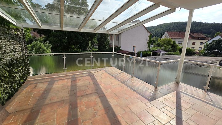 Sehr attraktives 1-2 Familienhaus, MFH mit großen Balkonen, Doppelgarage und Garten in SB- Scheidt