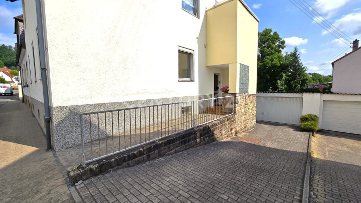 Sehr attraktives 1-2 Familienhaus, MFH mit großen Balkonen, Doppelgarage und Garten in SB- Scheidt