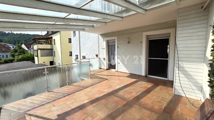 Sehr attraktives 1-2 Familienhaus, MFH mit großen Balkonen, Doppelgarage und Garten in SB- Scheidt