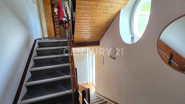 Sehr attraktives 1-2 Familienhaus, MFH mit großen Balkonen, Doppelgarage und Garten in SB- Scheidt