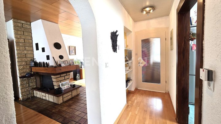 Sehr attraktives 1-2 Familienhaus, MFH mit großen Balkonen, Doppelgarage und Garten in SB- Scheidt