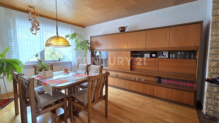 Sehr attraktives 1-2 Familienhaus, MFH mit großen Balkonen, Doppelgarage und Garten in SB- Scheidt