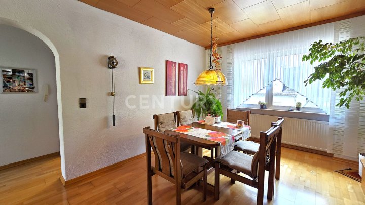 Sehr attraktives 1-2 Familienhaus, MFH mit großen Balkonen, Doppelgarage und Garten in SB- Scheidt