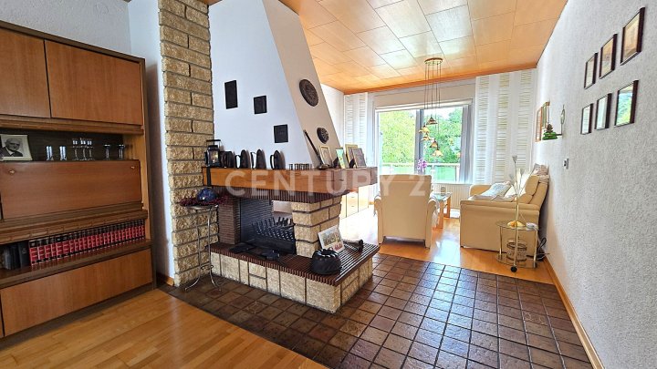 Sehr attraktives 1-2 Familienhaus, MFH mit großen Balkonen, Doppelgarage und Garten in SB- Scheidt