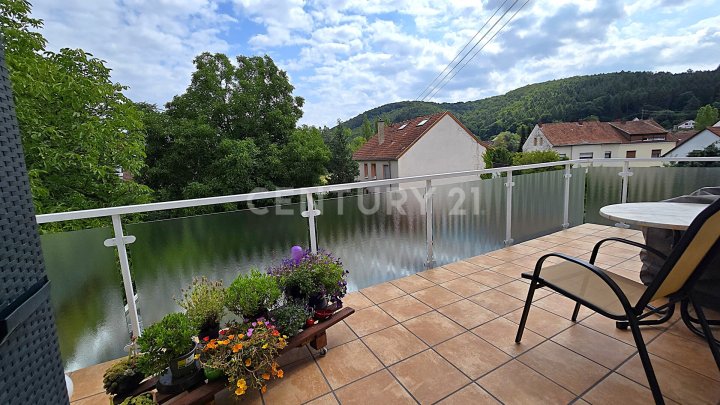 Sehr attraktives 1-2 Familienhaus, MFH mit großen Balkonen, Doppelgarage und Garten in SB- Scheidt