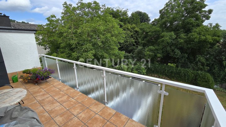 Sehr attraktives 1-2 Familienhaus, MFH mit großen Balkonen, Doppelgarage und Garten in SB- Scheidt