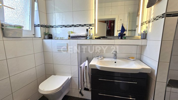 Sehr attraktives 1-2 Familienhaus, MFH mit großen Balkonen, Doppelgarage und Garten in SB- Scheidt