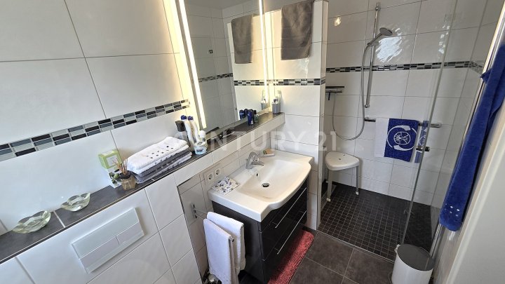 Sehr attraktives 1-2 Familienhaus, MFH mit großen Balkonen, Doppelgarage und Garten in SB- Scheidt