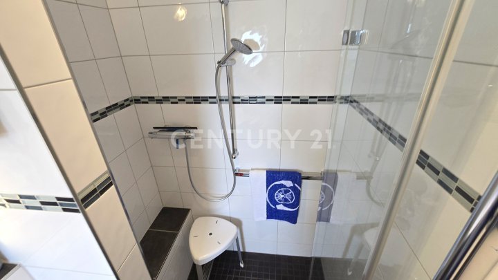 Sehr attraktives 1-2 Familienhaus, MFH mit großen Balkonen, Doppelgarage und Garten in SB- Scheidt