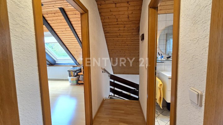 Sehr attraktives 1-2 Familienhaus, MFH mit großen Balkonen, Doppelgarage und Garten in SB- Scheidt