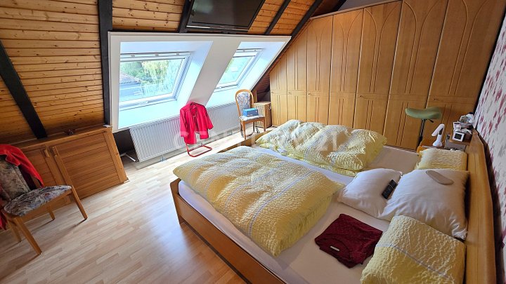 Sehr attraktives 1-2 Familienhaus, MFH mit großen Balkonen, Doppelgarage und Garten in SB- Scheidt