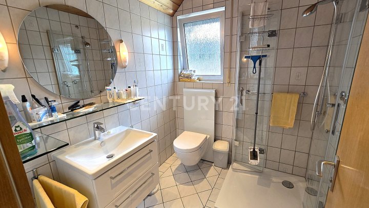 Sehr attraktives 1-2 Familienhaus, MFH mit großen Balkonen, Doppelgarage und Garten in SB- Scheidt