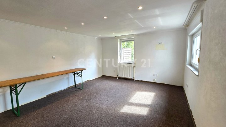 Sehr attraktives 1-2 Familienhaus, MFH mit großen Balkonen, Doppelgarage und Garten in SB- Scheidt