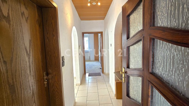 Sehr attraktives 1-2 Familienhaus, MFH mit großen Balkonen, Doppelgarage und Garten in SB- Scheidt