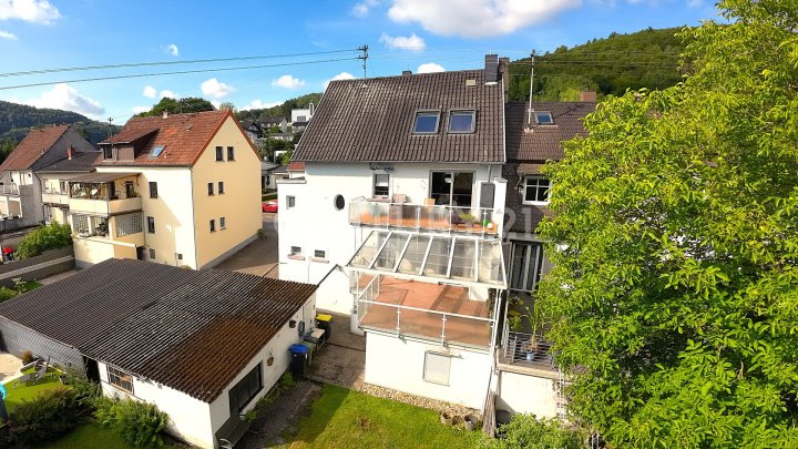 Sehr attraktives 1-2 Familienhaus, MFH mit großen Balkonen, Doppelgarage und Garten in SB- Scheidt