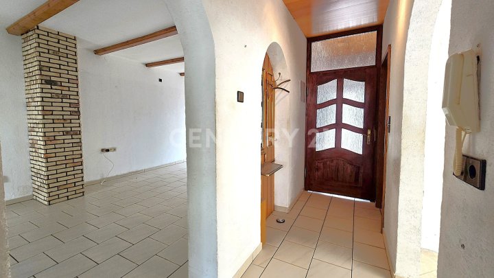 Sehr attraktives 1-2 Familienhaus, MFH mit großen Balkonen, Doppelgarage und Garten in SB- Scheidt