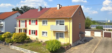 Ansicht des Hauses von vorne mit Zufahrt zur Garage 