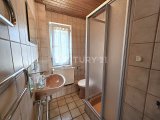 Badezimmer mit Dusche im Obergeschoss