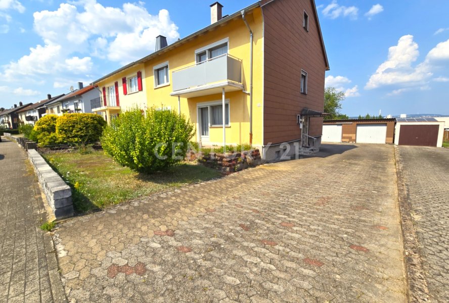 Einfahrt zum Haus und Vorgarten 