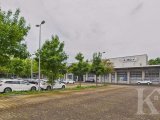 Parkplatz und Frontansicht
